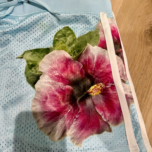 Jennifer Lopez Light Blue Skirt - Picture 3 of 4